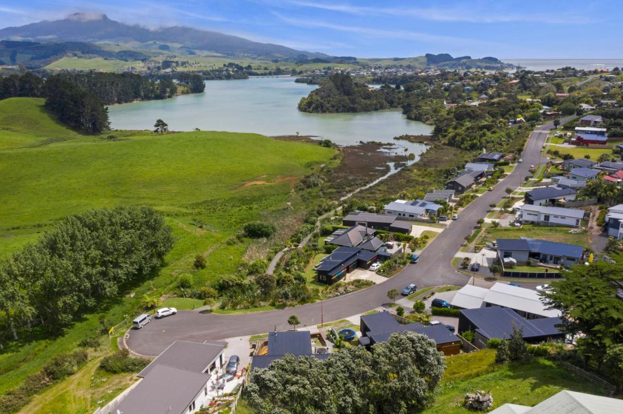 R And R At Robertson - Raglan Holiday Home 외부 사진